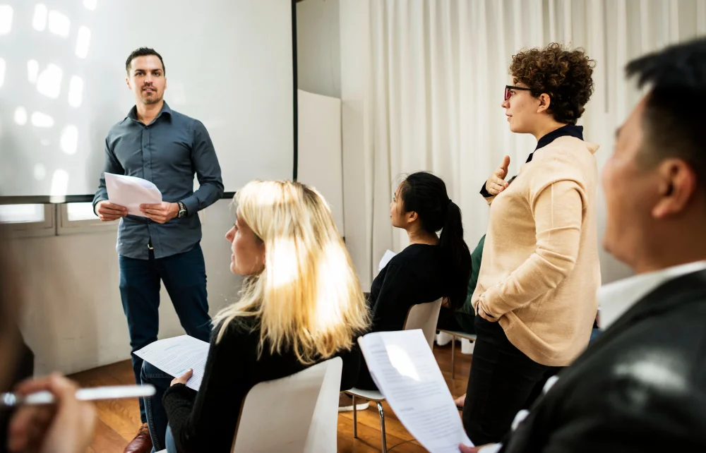 Pracownicy w trakcie szkolenia dla szefów