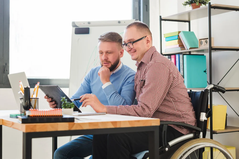 pracownik z niepełnosprawnością w biurze