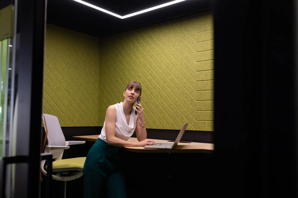 budka akustyczna w biurze z wyciszeniem